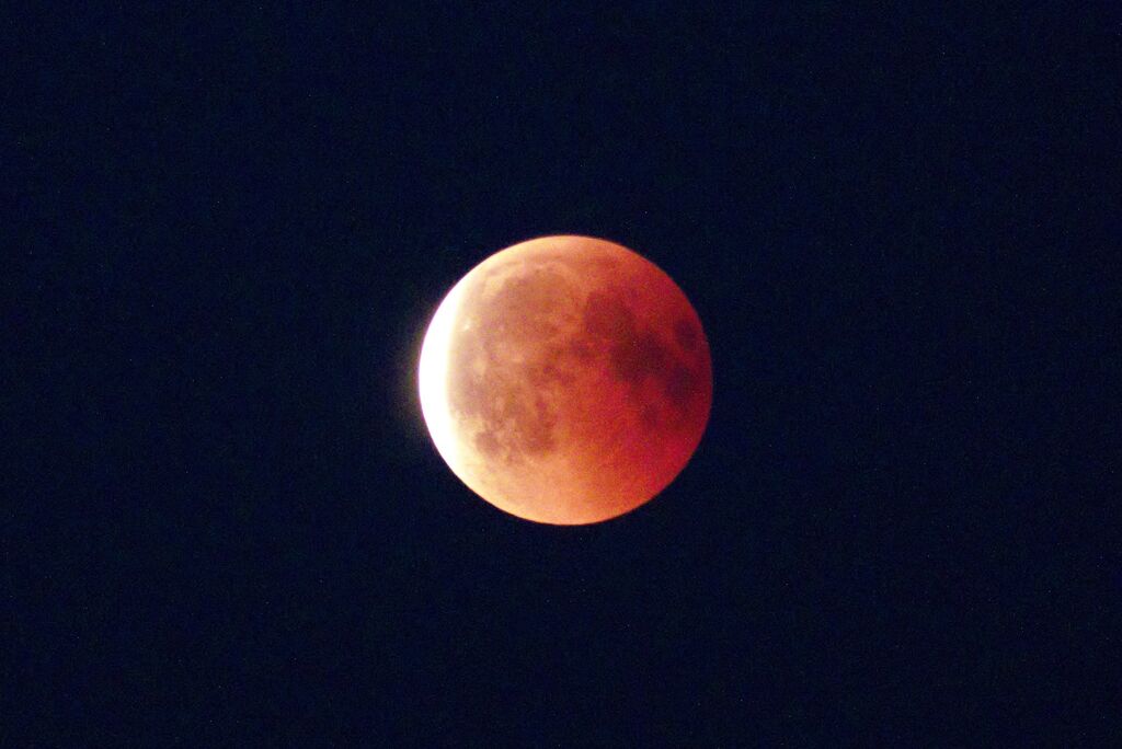 The moon. Pretty pretty red